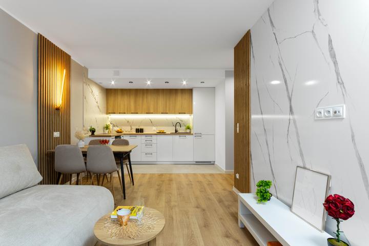 Salon i kuchnia – widok w stronę okna – ul. Drukarska 45, Wrocław